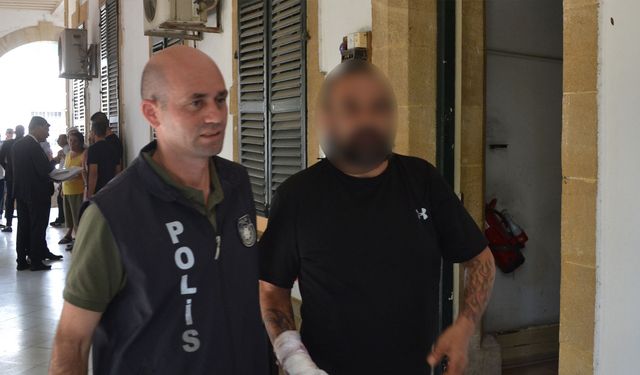 Şişede durduğu gibi durmadı... Polisleri yumrukladı, hücrenin camını kırdı!