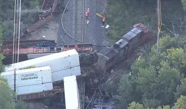 ABD'nin Colorado eyaletinde iki yük treni çarpışarak raydan çıktı