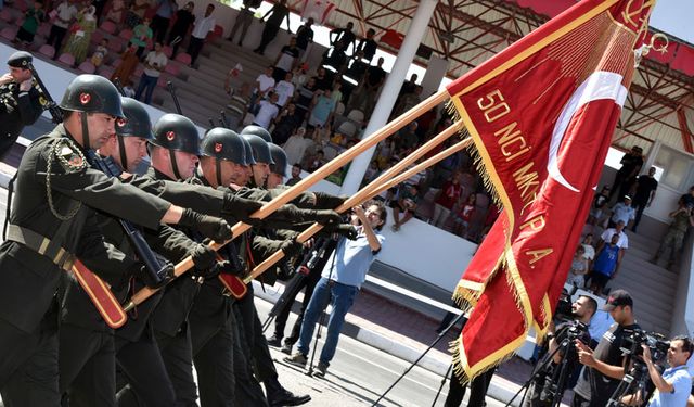 Lefkoşa Dr. Fazıl Küçük Bulvarı’nda 30 Ağustos Zafer Bayramı resmigeçit töreni