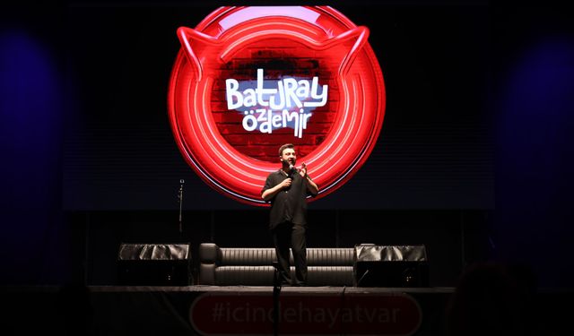 Baturay Özdemir’in Moe Açık Hava Sahnesindeki Gösterisi İzleyicileri Kahkahalara Boğdu