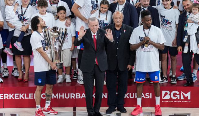 37. Cumhurbaşkanlığı Kupası Anadolu Efes'in... Kupayı Cumhurbaşkanı Erdoğan verdi...