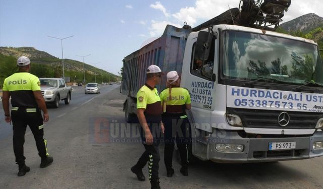 Polisin kamyon araçlara yönelik denetimleri sürüyor...