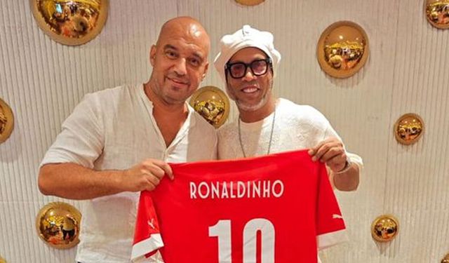 Ronaldinho’ya KKTC Milli Takım Forması hediye edildi