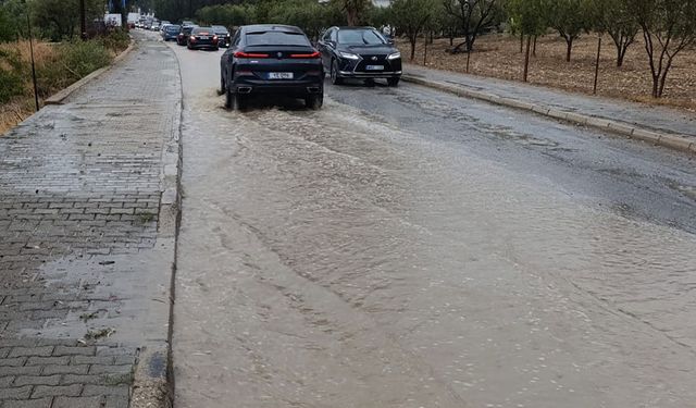 İskele Boğaz'da sağanak nedeniyle yolda görüş mesafesi azaldı