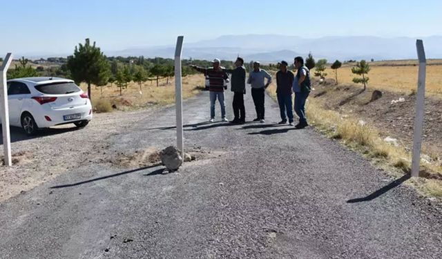 'Arsa benim' dedi, köy yolunu kapattı