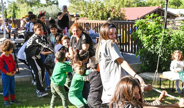 Lesland’de Cadılar Bayramı Etkinliği: Eğlence ve İyilik Bir Arada