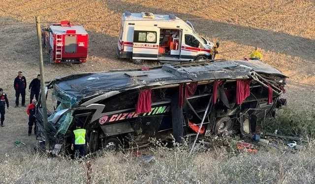 Afyonkarahisar'da yolcu otobüsü devrildi: 21 kişi yaralandı