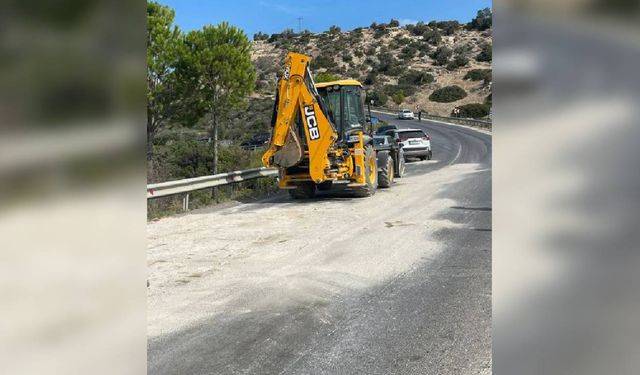 Esentepe-Tatlısu ana yolunda kaza: Yola mazot döküldü, sürücüler dikkat