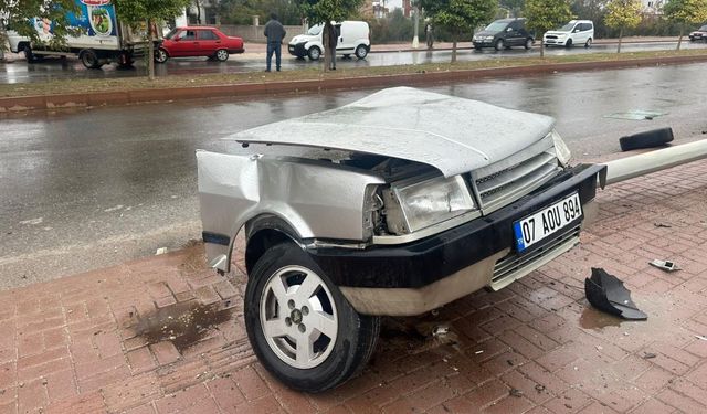 Yer Antalya: Direğe çarpan otomobil ikiye bölündü