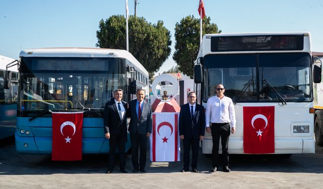 Mersin Belediyesi'nden Gazimağusa Belediyesi'ne 2 otobüs, 1 vakumlu yol süpürme aracı