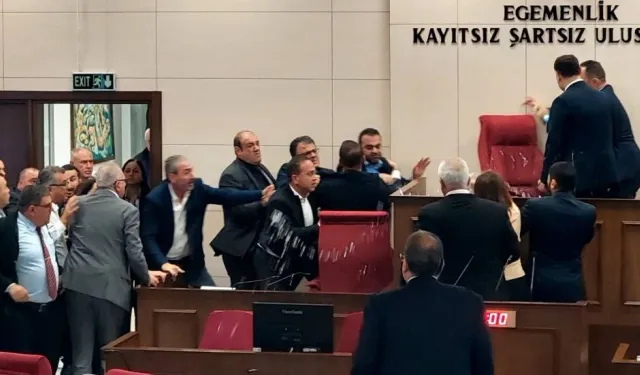 Meclis'te gerginlik: Öztürkler koltuktan kalkmadı, Derya su fırlattı!