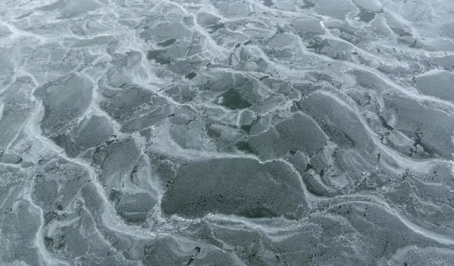 Hava sıcaklığı eksilere düştü, buz kalınlığı bir günde 10 santime ulaştı