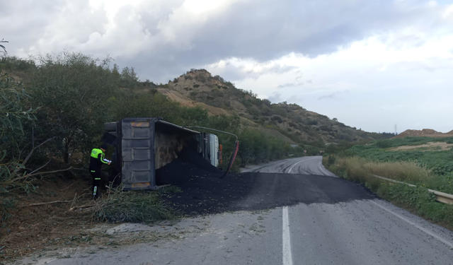 Asfalt yüklü kamyon devrildi: Sürücünün durumu iyi