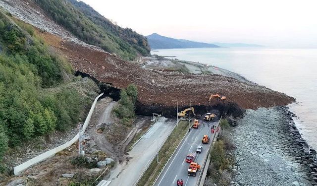 Artvin'de heyelan: Karadeniz Sahil Yolu ulaşıma kapandı