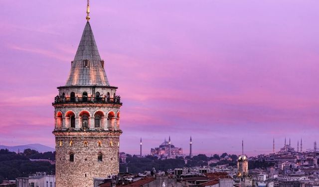 Galata Kulesi'nden düşen 19 Yaşındaki genç, hayatını kaybetti