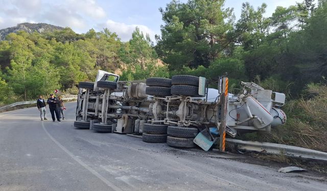 Tatlısu-Geçitkale Anayolu’nda beton mikseri devrildi!