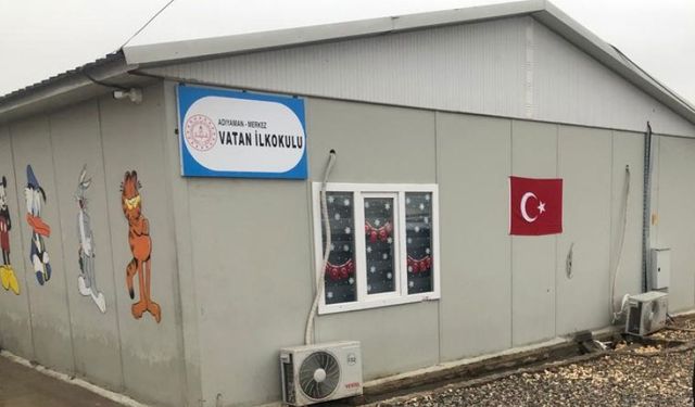 LEKAD depremle ilgili kitabı bazı okul kütüphanelerine gönderdi