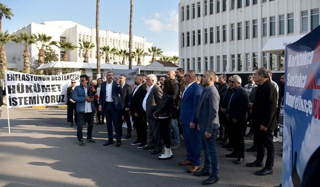 Hür-İş Başbakanlık önünde protesto eylemi yaptı: “Cuma akşamı Lefkoşa’da yürüyüş düzenlenecek”