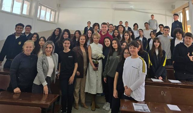 Piyanist Rüya Taner, İskele’de öğrencilerle buluştu