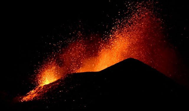 İtalya'da Etna Yanardağı güçlü şekilde kül ve lav püskürttü