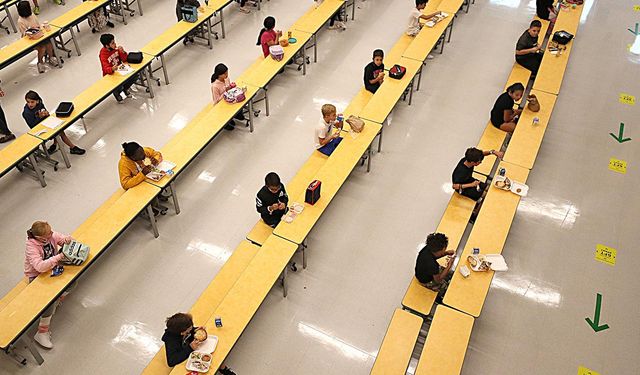 İspanya'da okullarda öğrenci yemeklerine şeker, tuz ve kızartma kısıtlaması getiriliyor