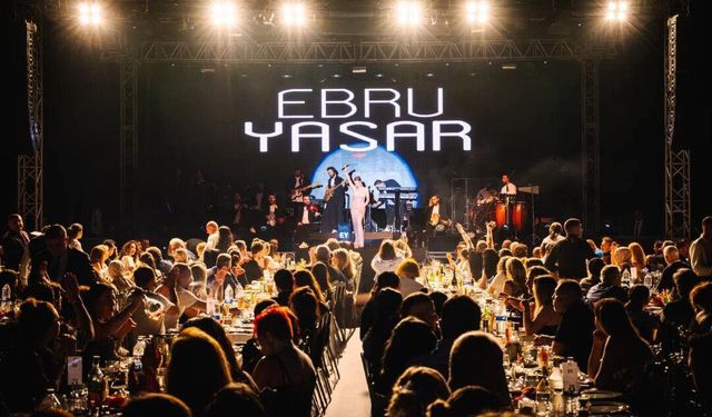 Ebru Yaşar, Les Ambassadeurs sahnesinde büyüledi