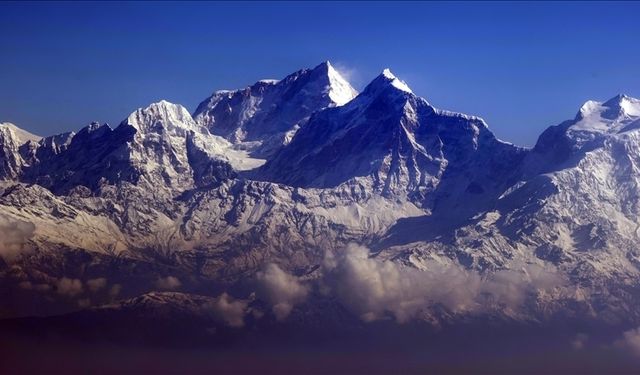 Everest'te şerpalar zirveye kadar olan rotanın ip hattı kurulumunu tamamladı