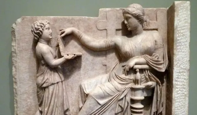 Antik Yunan heykelindeki ‘laptop’ detayı, zaman yolculuğu tartışması başlattı