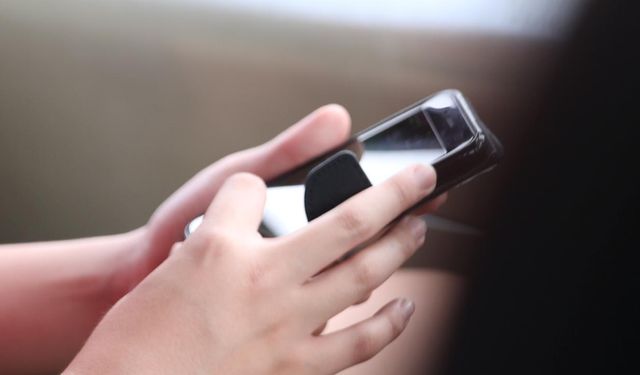 Cep telefonunu gözaltındaki şahsa kullandıran polis tutuklandı