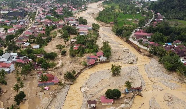 Endonezya'da sel ve toprak kaymasında can kaybı 442'ye yükseldi