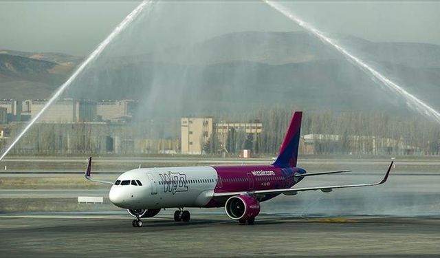 Köln'de havalimanında iki yolcu kaçırdıkları uçağı apronda el sallayarak durdurmaya çalıştı