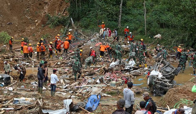 Endonezya'da toprak kaymaları nedeniyle ölenlerin sayısı 30'a yükseldi
