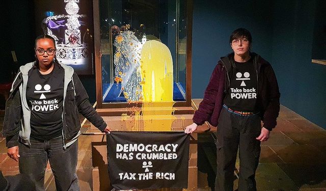 İngiltere'de kraliyet tacının cam muhafazasına muhallebili saldırı