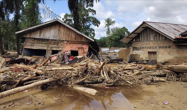 Endonezya'da şiddetli yağışların yol açtığı afetlerde ölenlerin sayısı 604'e yükseldi