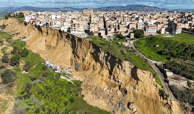 4 kilometrelik yamaç çöktü