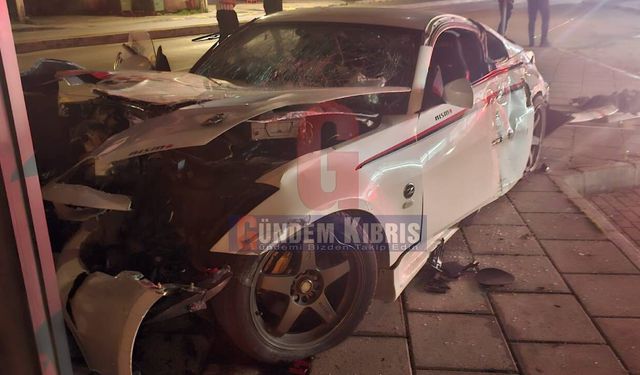 Lefkoşa’da Alkollü Sürücü Kaza Yaptı: İki Kişi Müşahede Altında