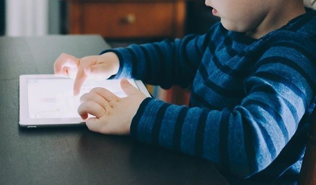 İngiltere, 16 yaş altının sosyal medya kullanımına ilişkin düzenlemeyi hızla yapacak