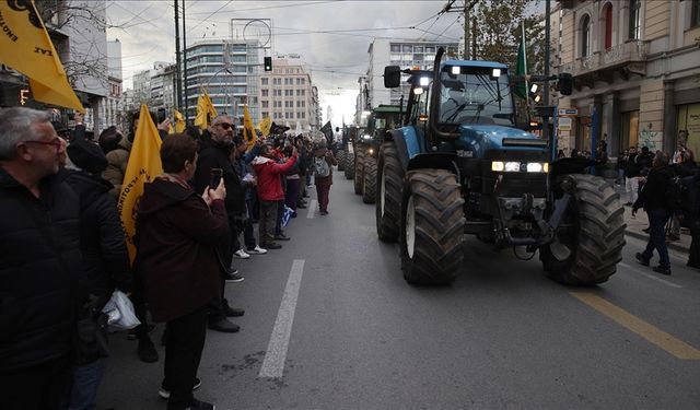 Yunanistan'da çiftçiler, traktörleriyle başkent Atina'da eylem yaptı