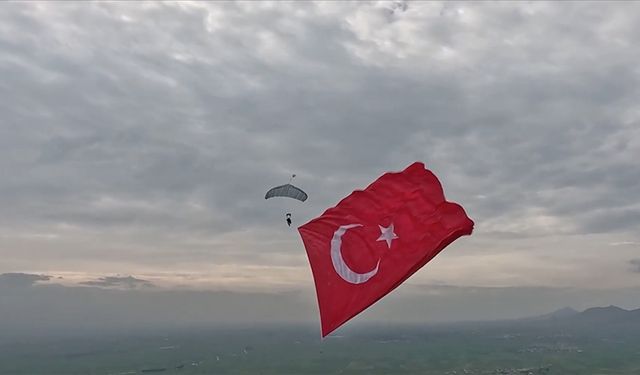 661,5 metrekarelik Türk bayrağıyla serbest paraşüt atlayışı yapıldı, rekor kırıldı