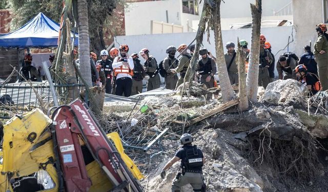 İran Füzesi İsrail’in Orta Kesimine İsabet Etti