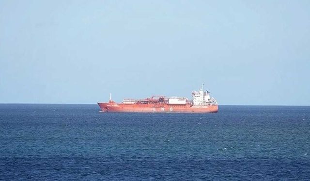 Hürmüz Boğazı'ndan İran'a ait olmayan ilk ham petrol tankeri geçti