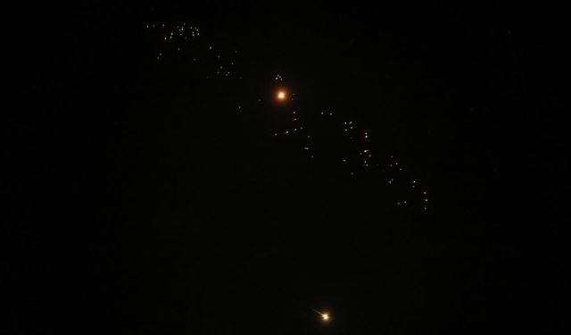 İran, İsrail'de nükleer tesisin bulunduğu bölgeyi vurdu