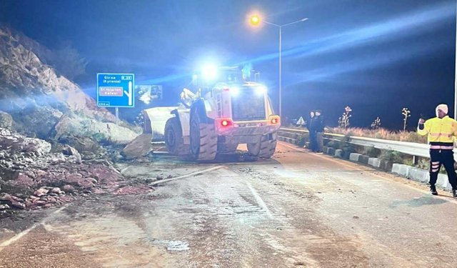 Yola Düşen Kaya Parçaları Temizlendi