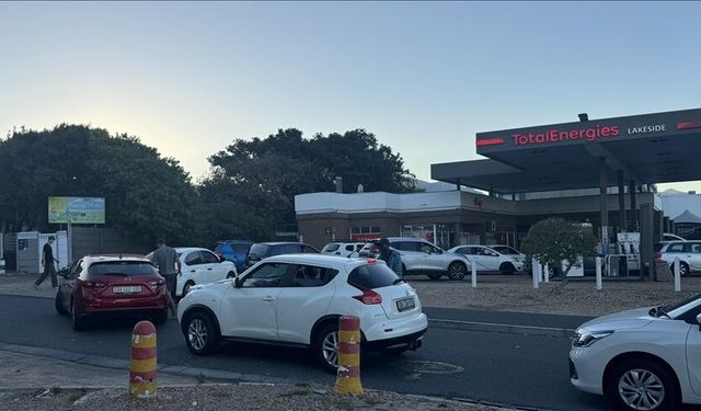 Güney Afrika'da akaryakıt zammı öncesi istasyonlarda uzun kuyruklar oluştu