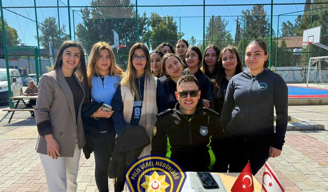Kariyer günlerinde polis öğrenciler ile buluştu