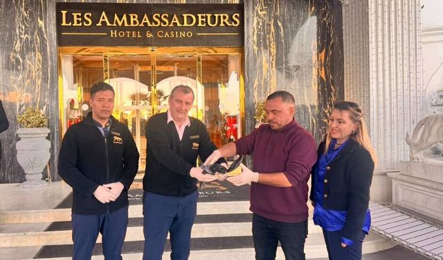 Les Ambassadeurs Hotel & Casino plajında yaralı kaplumbağa kurtarıldı