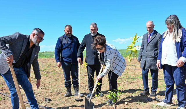Zerrin Üstel, “Toprağa hayat, geleceğe nefes oluyoruz” fidan dikim etkinliğine katıldı