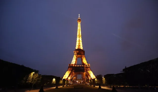 Eyfel kulesinden parça satışta: Tarihi merdiven açık artırmaya çıkıyor