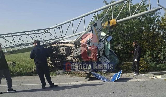 Gazimağusa-Lefkoşa Anayolu’nda kamyon devrildi!