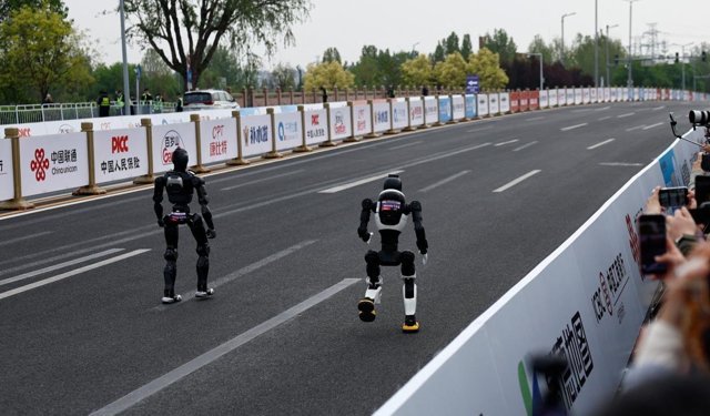 Çin'de insansı robotlar yarı maraton dünya rekorunu kırdı